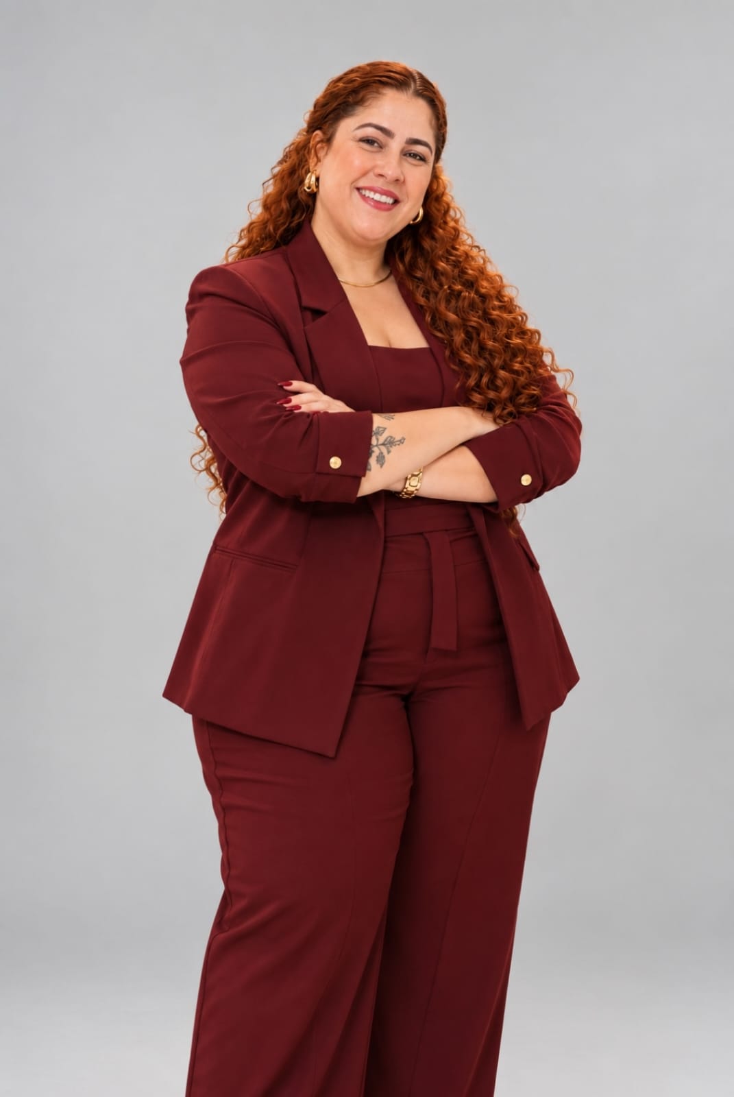 Angélica Azevedo usando um conjunto de alfaiataria vinho